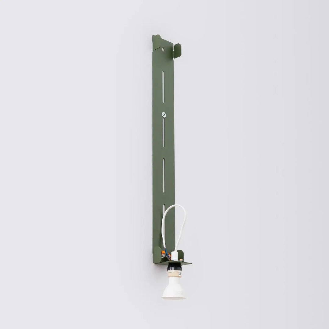 Applique murale freya 150 vert olive en métal avec ampoule conique blanche et câblage apparent de la collection cinq coloris