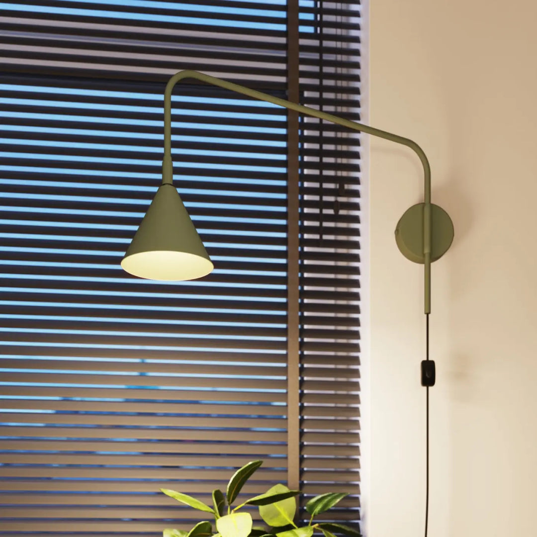 Applique murale moderne vert olive en métal avec forme exceptionnellement légère et caractère distinct pour intérieur