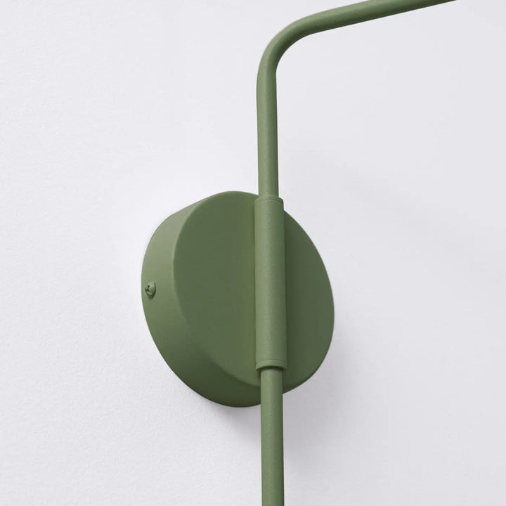Applique murale moderne nox vert olive en métal avec bras courbé léger et base circulaire au caractère distinct