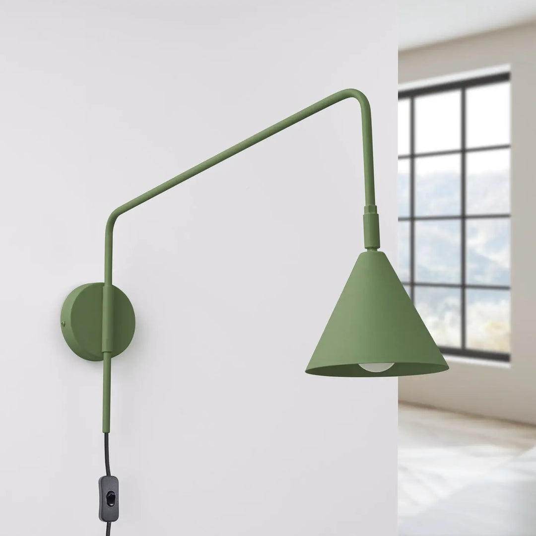 Applique murale moderne nox vert olive en métal avec bras courbé léger et abat-jour conique au caractère distinct