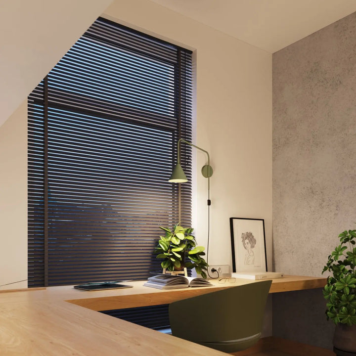 Applique murale moderne nox en volets horizontaux noirs avec forme exceptionnellement légère et caractère distinct vert olive