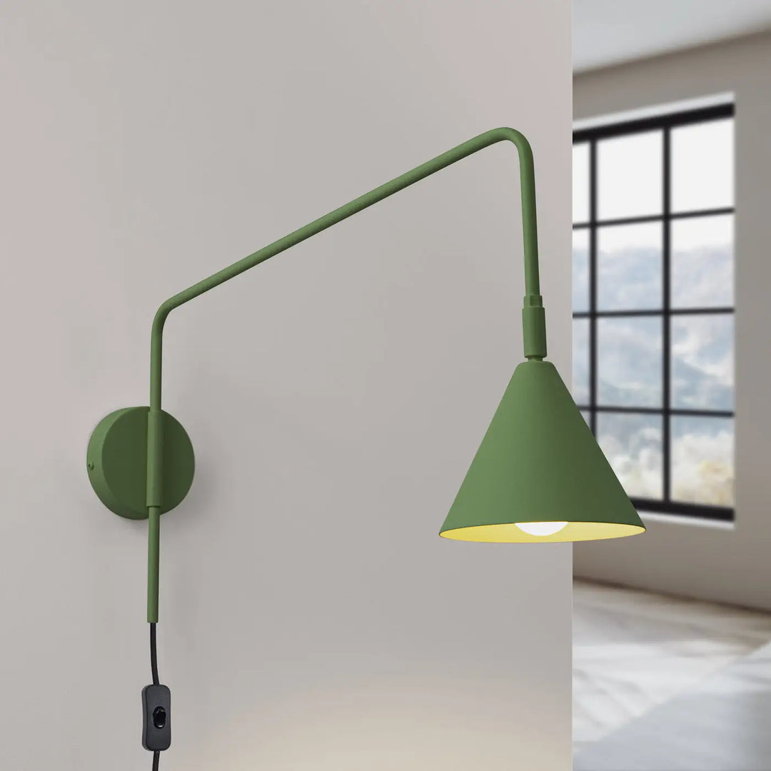 Applique murale moderne nox vert olive avec bras courbé et abat-jour conique forme exceptionnellement légère et caractère distinct
