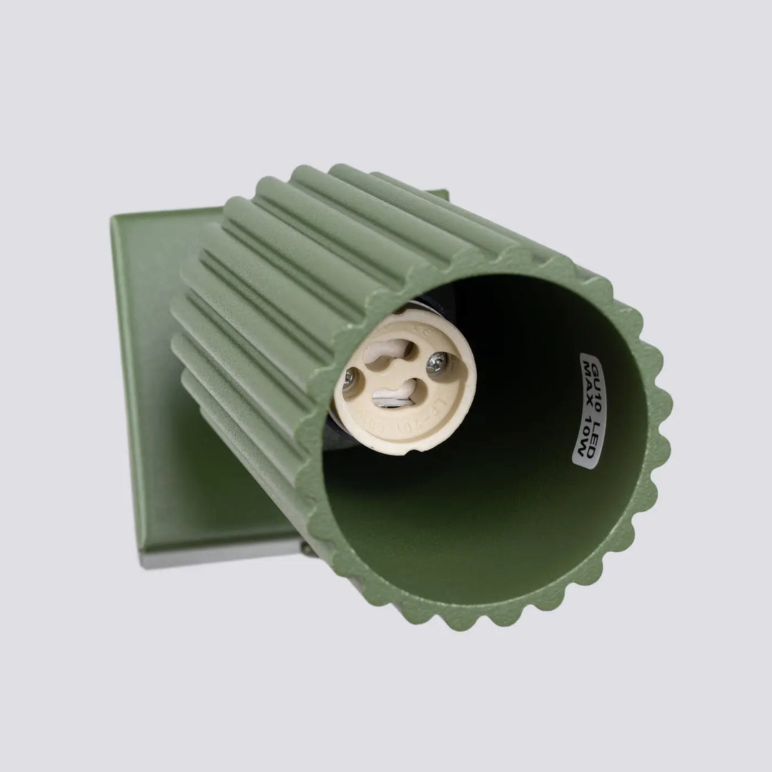 Applique murale karbon vert olive en céramique nervurée avec support carré et douille e27 design minimaliste