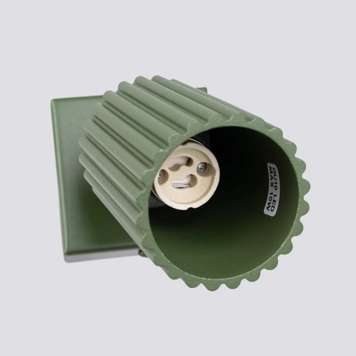 Applique murale karbon vert olive en céramique nervurée avec support carré et douille e27 design minimaliste
