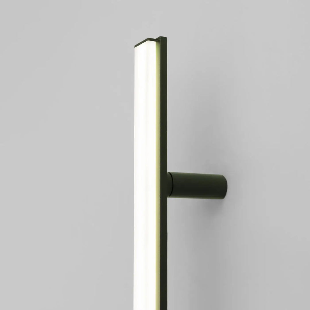 Applique murale lagom 150 vert olive avec panneau led rectangulaire et base cylindrique pour lumière chaude