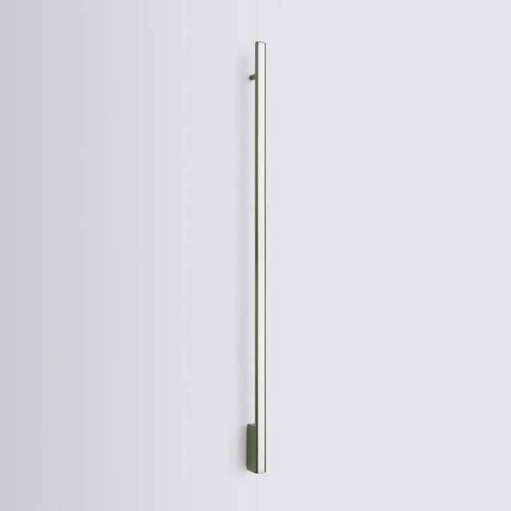 Applique murale lagom 150 4000k vert olive avec poignée métallique argentée et embouts rectangulaires verts mat