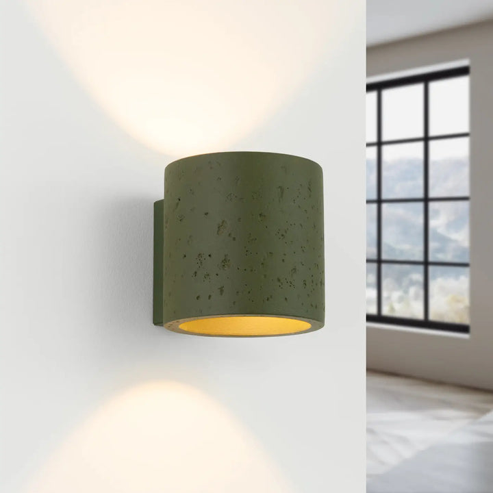 Applique Orbis vert olive en béton texturé avec intérieur jaune chaud pour un accent décoratif unique et corps géométrique attire