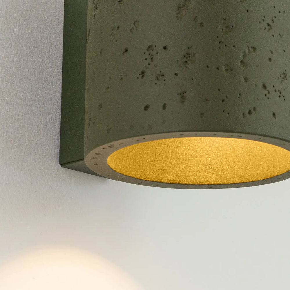 Applique orbis en béton vert olive avec intérieur doré chaud un corps géométrique attire et accent décoratif unique