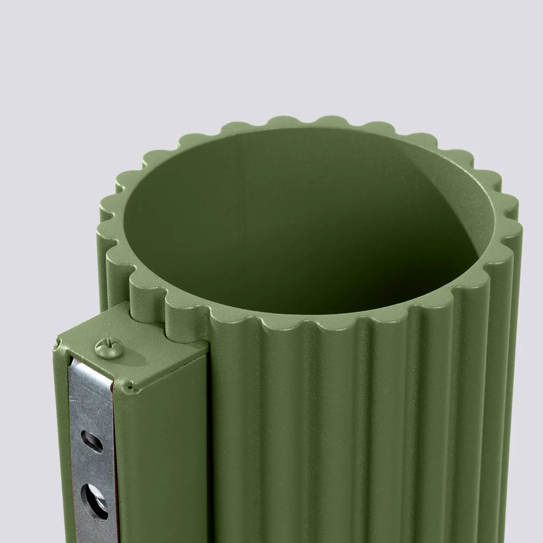 Applique murale aura vert olive en plastique cannelé avec forme unique inspirée et fixation métallique robuste