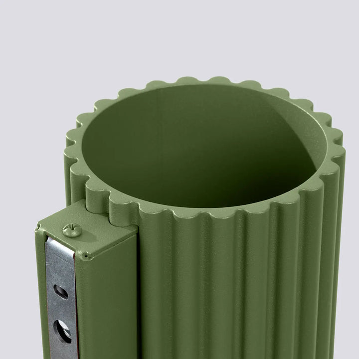 Applique murale aura vert olive en plastique cannelé avec forme unique inspirée et fixation métallique robuste