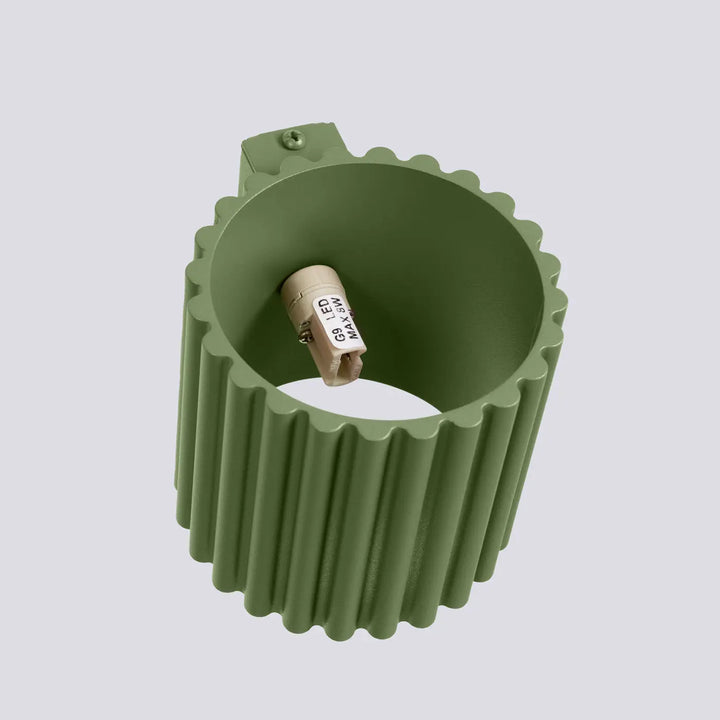 Applique murale aura vert olive avec forme unique inspirée en forme cylindrique nervurée et ampoule led beige