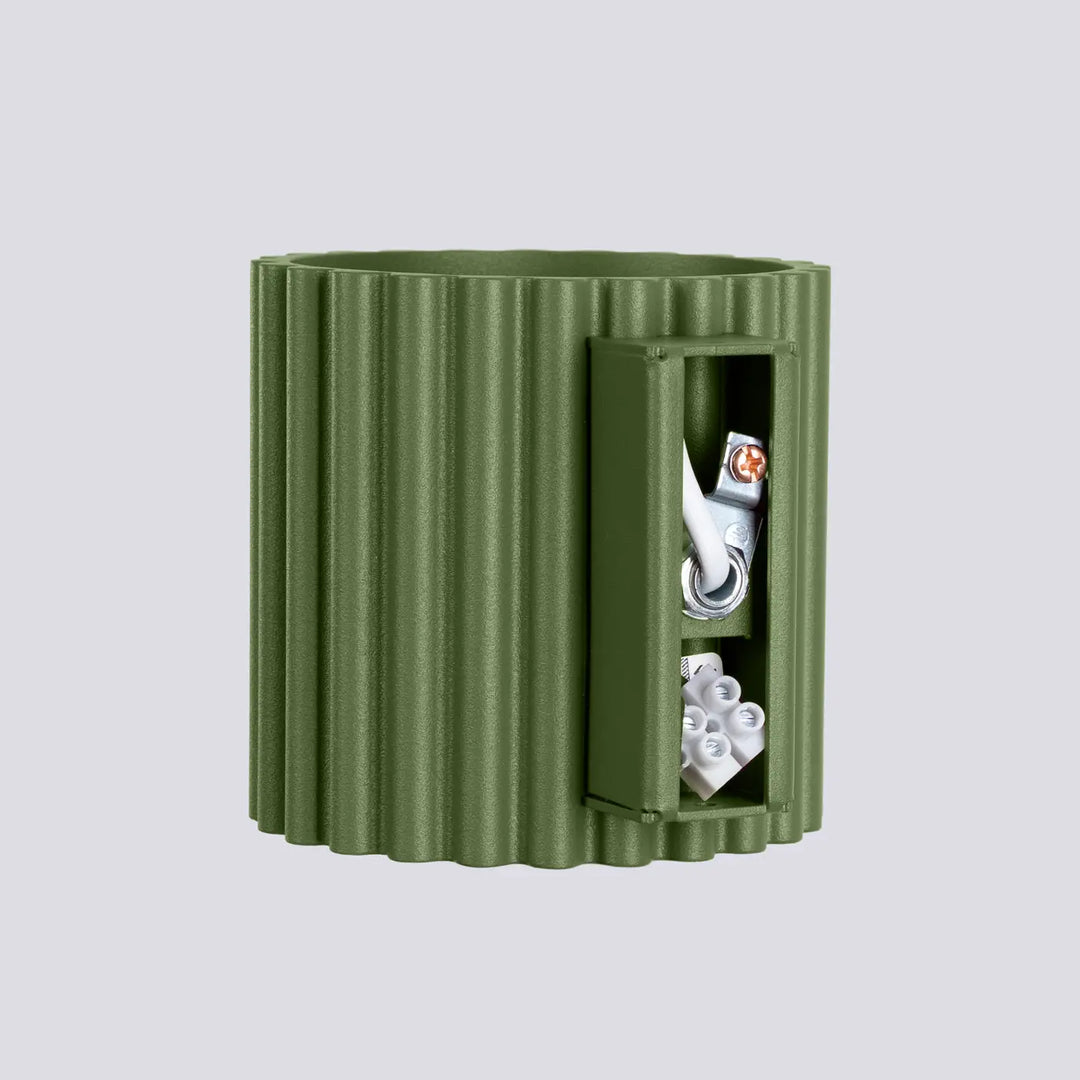 Applique murale aura vert olive forme unique inspirée avec boîtier électrique ondulé et porte articulée ouverte