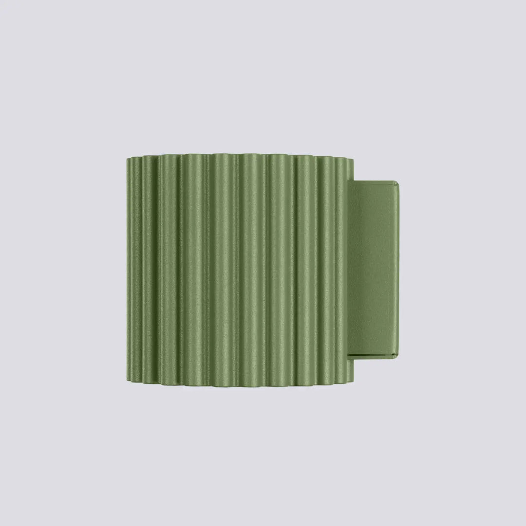 Applique murale aura vert olive en métal nervuré avec une forme unique inspirée et design moderne élégant