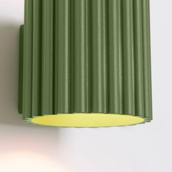 Applique murale aura vert olive en métal nervuré avec intérieur jaune contrastant et forme unique inspirée