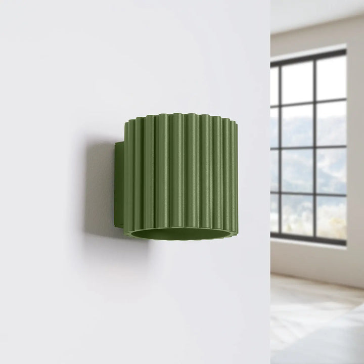 Applique murale aura vert olive en forme unique inspirée avec design cylindrique moderne en matériau côtelé