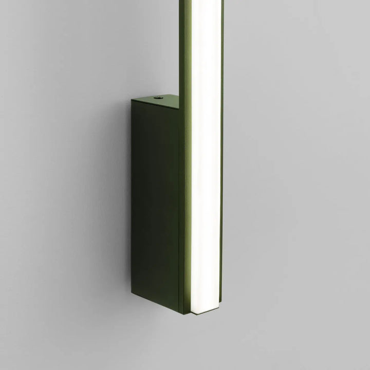 Applique murale lagom 120 vert olive avec design minimaliste et led verticale collection lagom allient excellente qualité