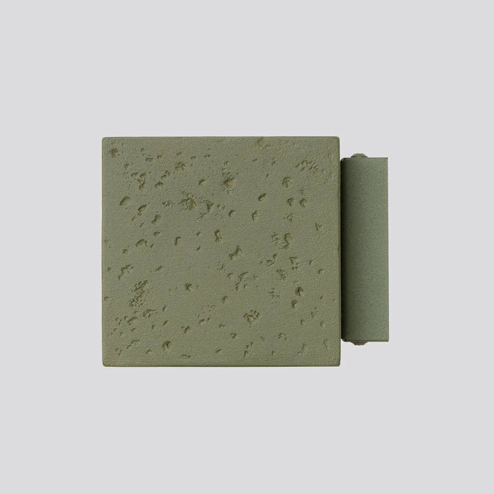Applique murale quad béton vert olive avec finition mate texturée et surface subtilement tachetée pour un design contemporain
