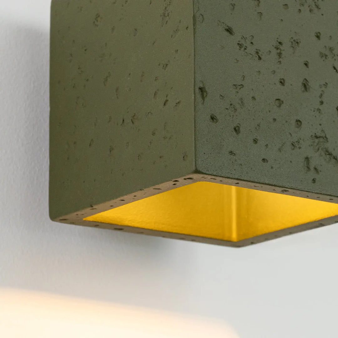 Applique murale cube en béton vert olive avec intérieur jaune vif design contemporain et accent décoratif unique