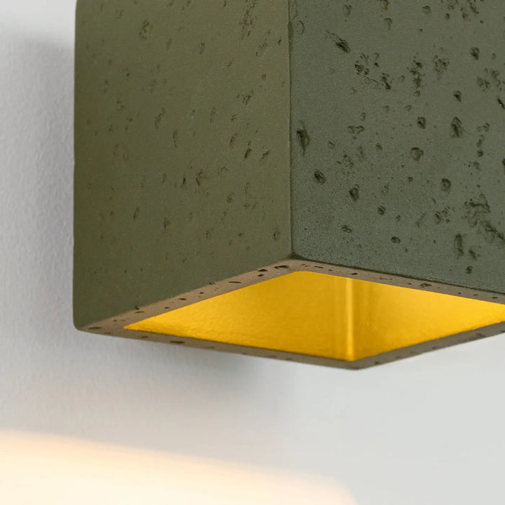Applique murale cube en béton vert olive avec intérieur jaune vif design contemporain et accent décoratif unique
