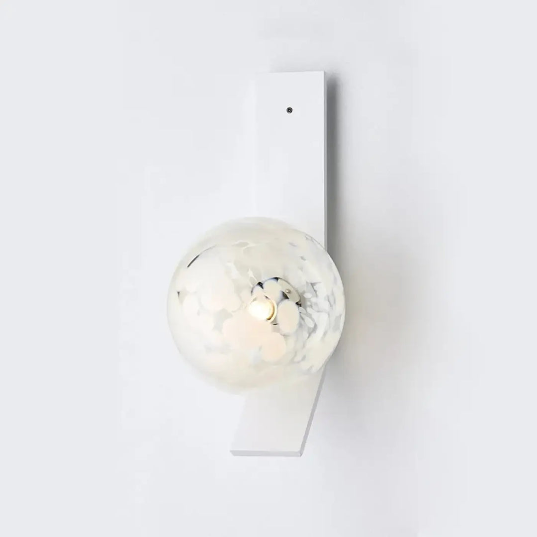 Applique Murale Verticale Dorée Avec Globes Soufflés Élégants
