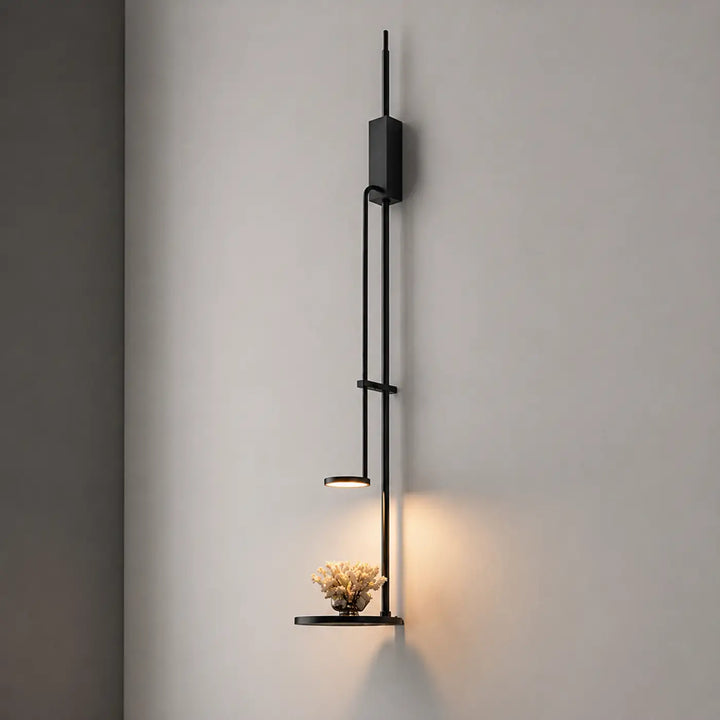 Applique murale auran noire minimaliste à design vertical avec deux luminaires et étagère intégrée pour décor floral séché