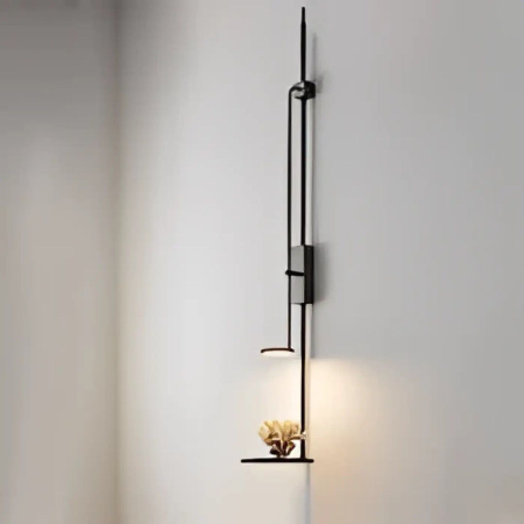 Applique murale auran en métal noir avec design minimaliste allongé et lumière chaleureuse à la base