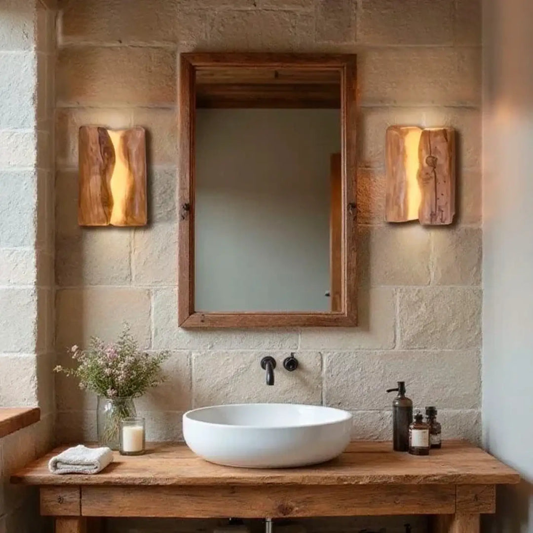 Rustique applique murale en bois naturel avec cadre non poli visible dans une chambre à coucher