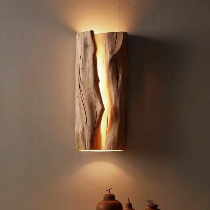 Applique murale waihan en bois naturel rustique avec une lueur ambre chaleureuse idéale pour chambre à coucher