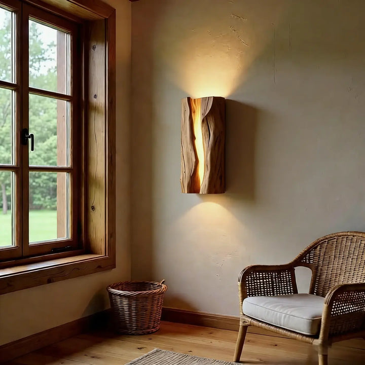 Applique murale en bois naturel avec design rustique et éclairage ambre chaud pour chambre à coucher