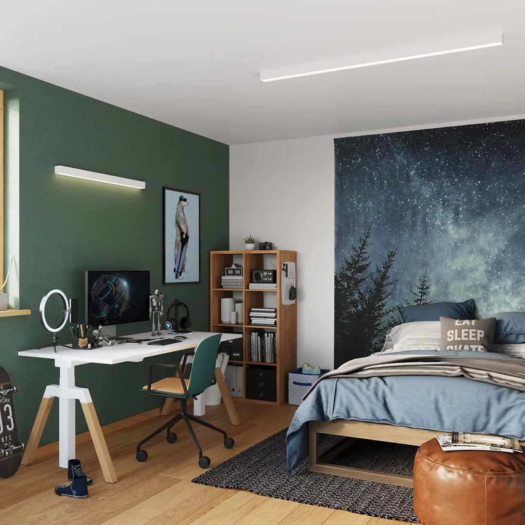 Applique murale collection pinne blanc avec module led intégré illustrée sur lit en bois avec couvre-lit bleu texturé