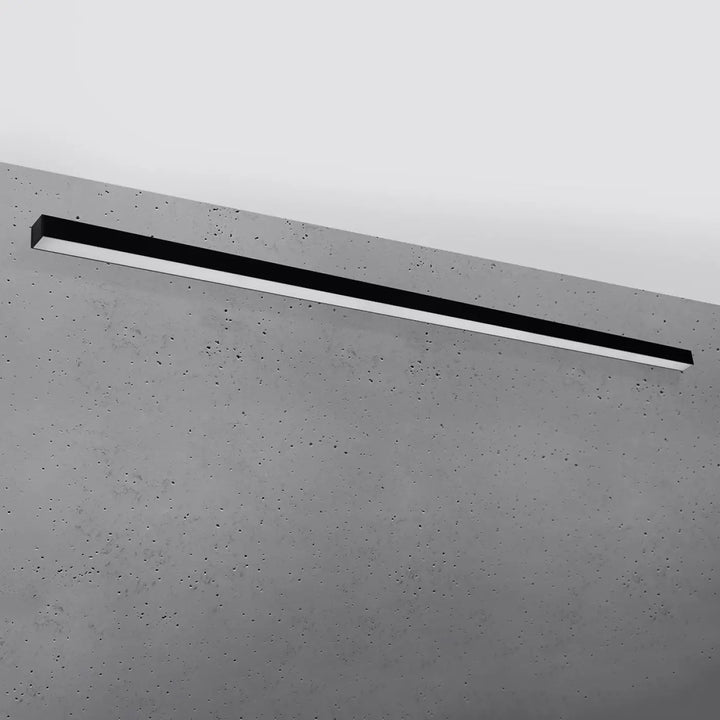 Applique murale pinne 200 noir en led linéaire montée sur mur en béton avec paramètres d’éclairage et différentes tailles disponibles