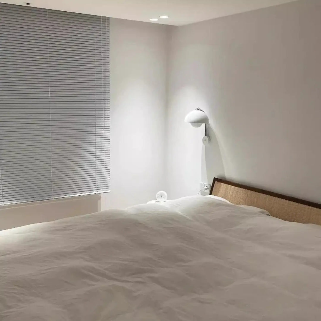 Applique murale viagy blanche minimaliste avec abat-jour en dôme arrondi et bras métallique élégant