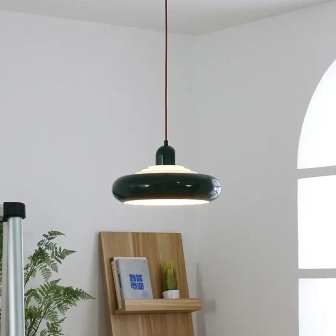 Suspension luminaire medina en vert foncé brillant avec un design moderne et un diffuseur lumière blanc chaud