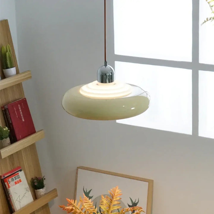 Suspension luminaire medina avec abat-jour en verre vert pâle, finition chrome et cordon marron fin