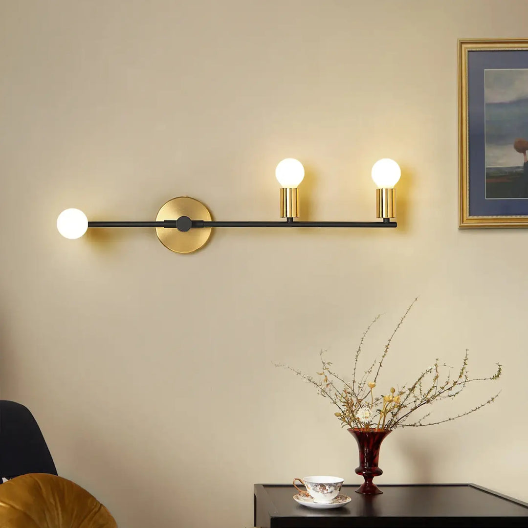 Grande Applique Murale Avec Trois Boules Blanches Design Élégant