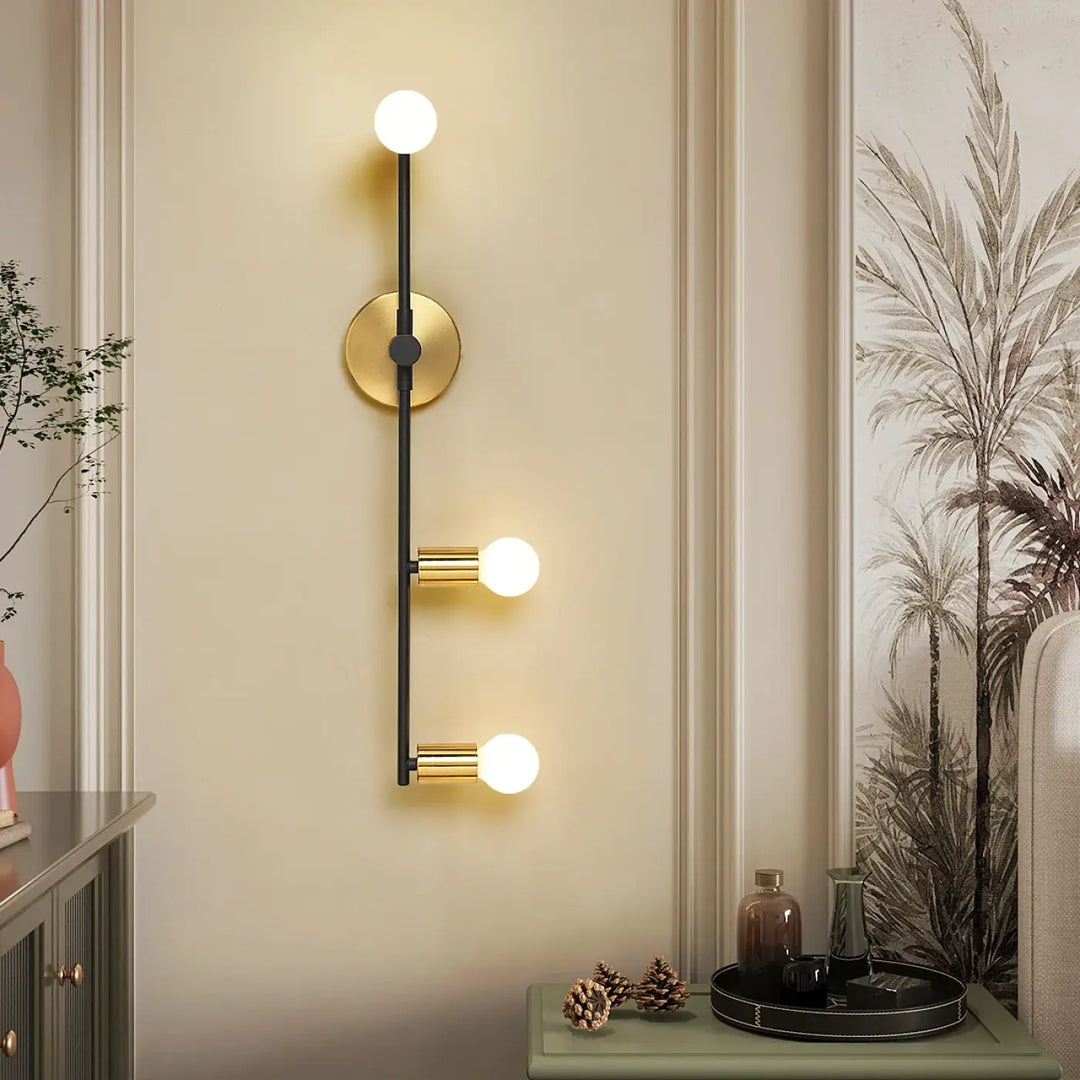 Grande Applique Murale Avec Trois Boules Blanches Design Élégant