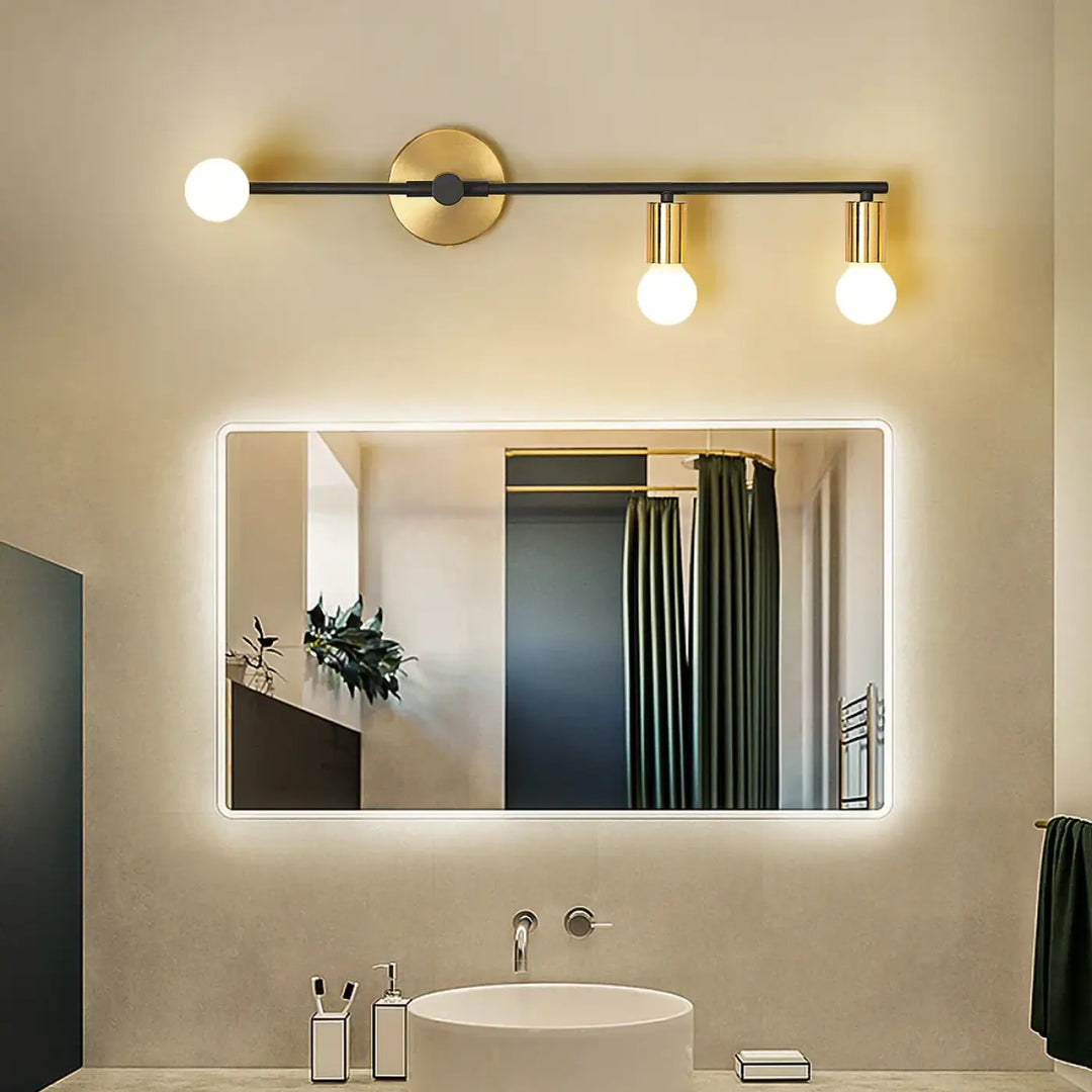 Grande Applique Murale Avec Trois Boules Blanches Design Élégant