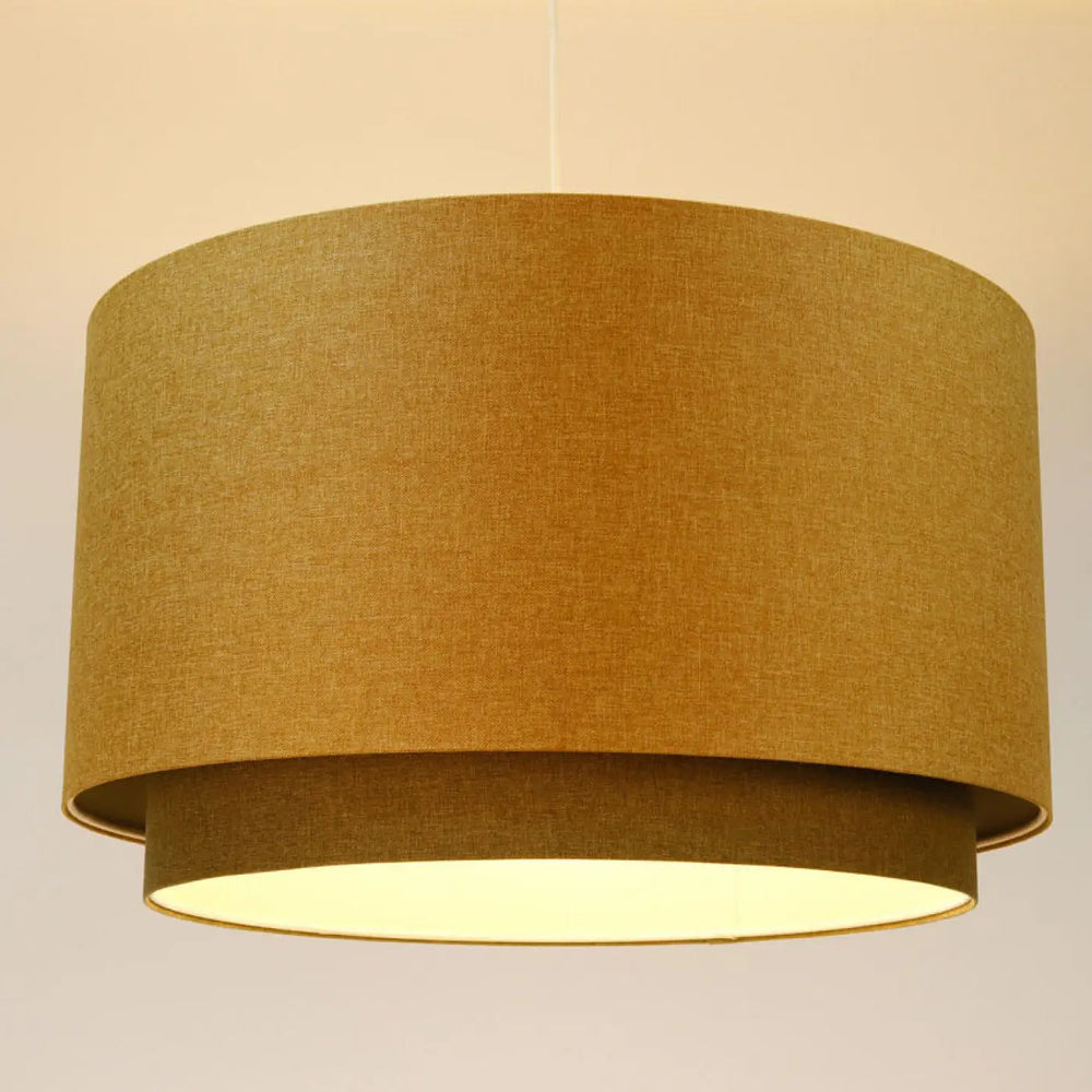 Suspension luminaire duo boho elegant avec un abat-jour cylindrique moutarde texturé et bord intérieur contrasté