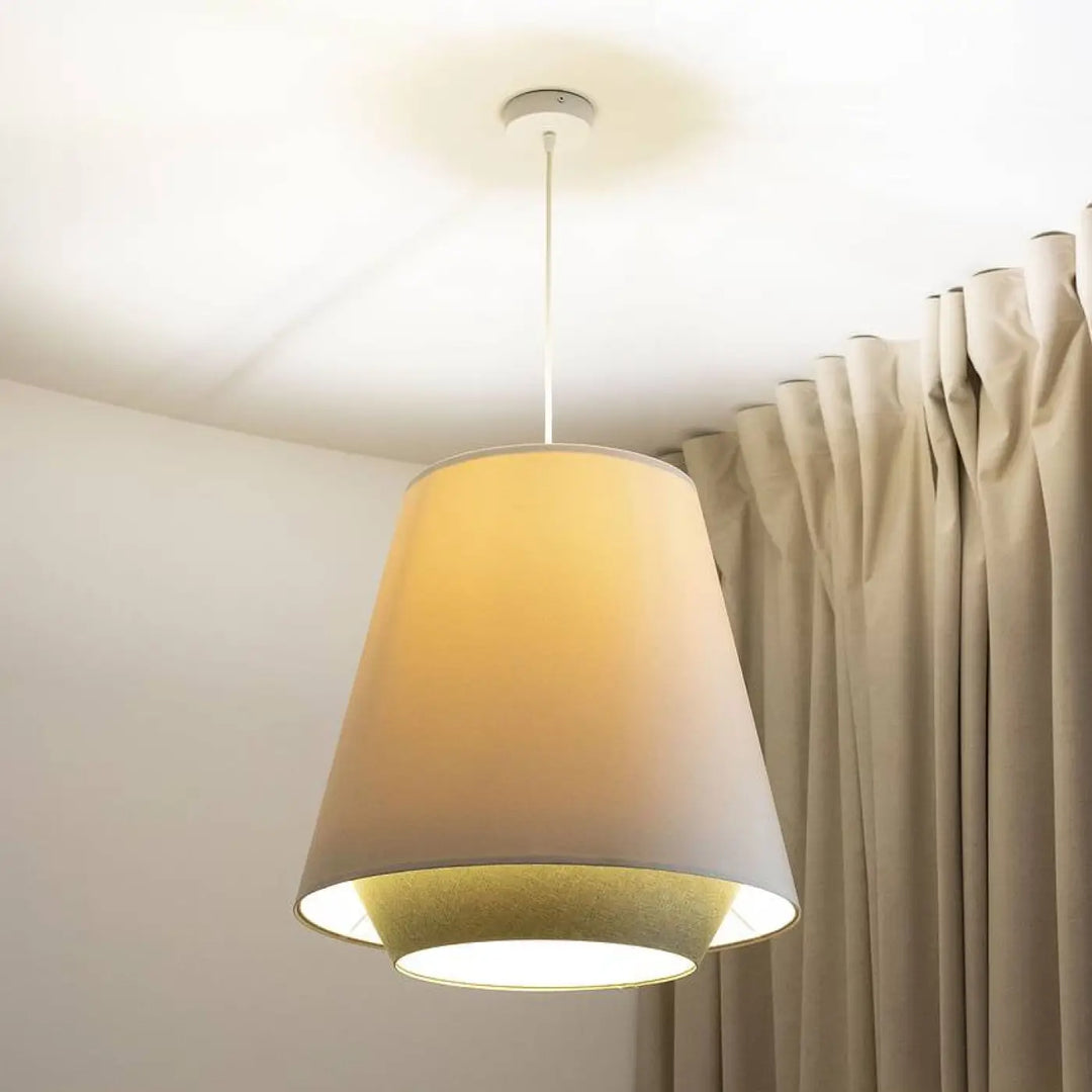 Suspension luminaire doblo en tissu crème avec abat-jour beige et bord intérieur finition or éclatant