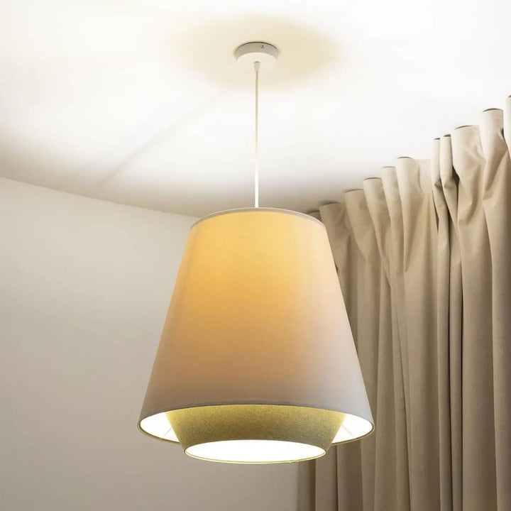 Suspension luminaire doblo en tissu crème avec abat-jour beige et bord intérieur finition or éclatant