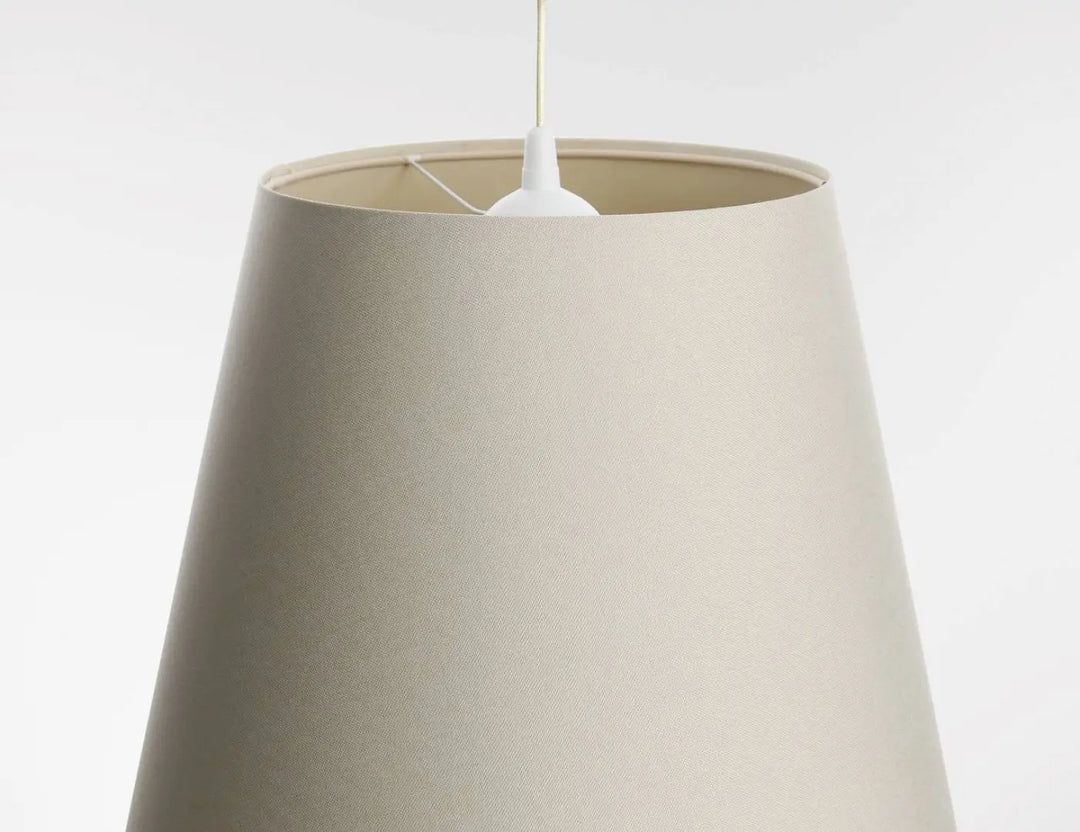 Suspension luminaire doblo en tissu crème avec abat-jour beige texturé et fixation blanche suspendue