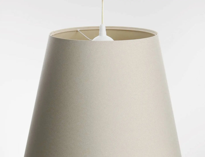 Suspension luminaire doblo en tissu crème avec abat-jour beige texturé et fixation blanche suspendue