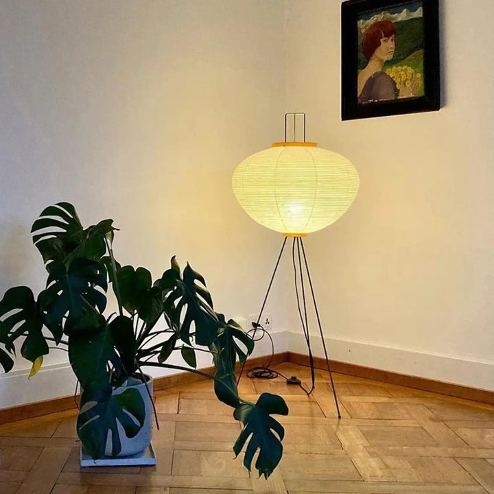 Lampadaire chloe avec base tripode et design élégant en papier chauffant pour une ambiance chaleureuse plus qu’un simple luminaire