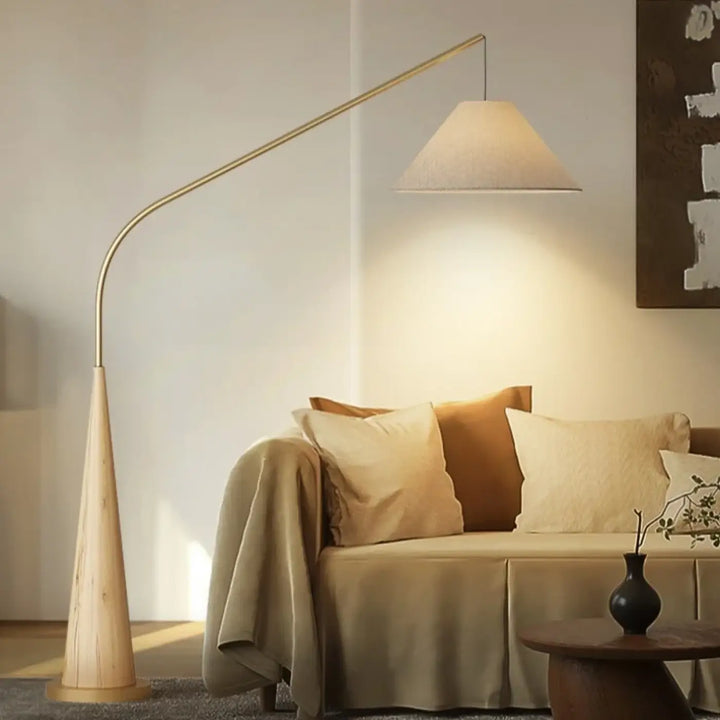 Lampadaire arvika avec structure en métal finition laiton, base en bois conique et abat-jour en tissu écru pour salon ou chambre