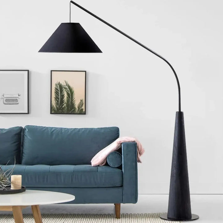 Lampadaire noir conique avec bras courbé et abat-jour effilé idéal pour salon ou chambre modèle arvika