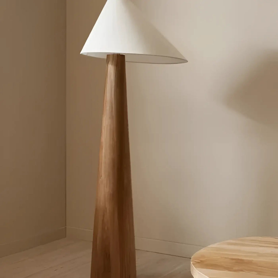 Lampadaire chenou en bois mince avec abat-jour conique blanc idéal pour un coin lecture élégant