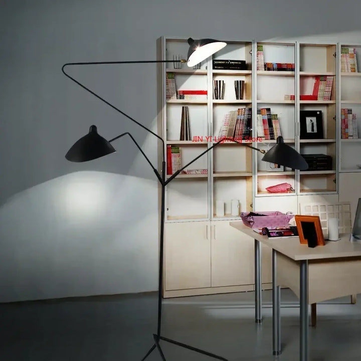 Lampadaire contemporain noir en métal avec trois bras articulés et abat-jours coniques silhouette sculpturale arbora