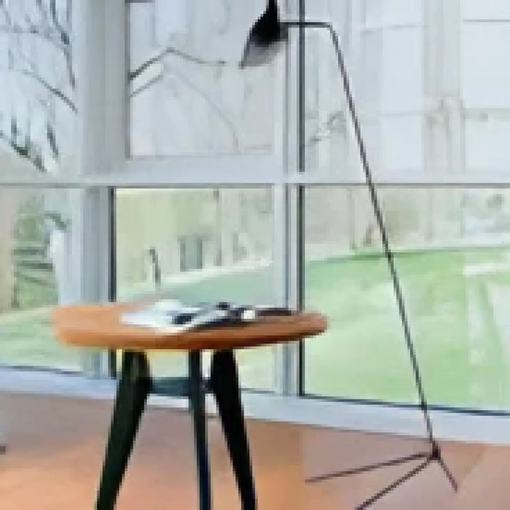 Lampadaire contemporain arbora avec structure en métal noir et silhouette sculpturale à quatre pieds fins bras articulés