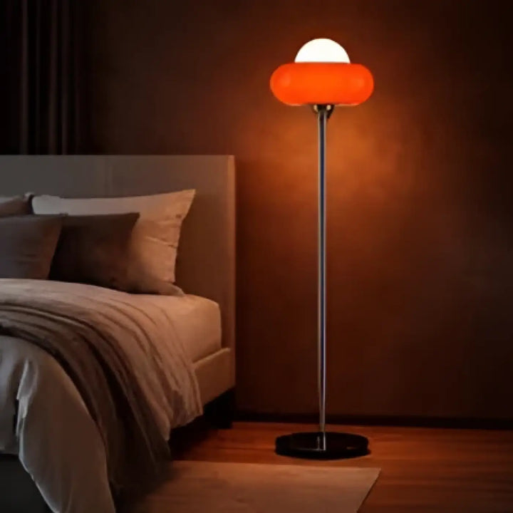 Lampadaire design virelia orange en forme de nuage avec une lumière chaude sur un pied métallique moderne