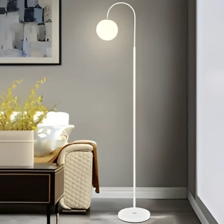 Lampadaire contemporain design minimaliste blanc incurvé avec une ampoule douce pour une ambiance cocooning